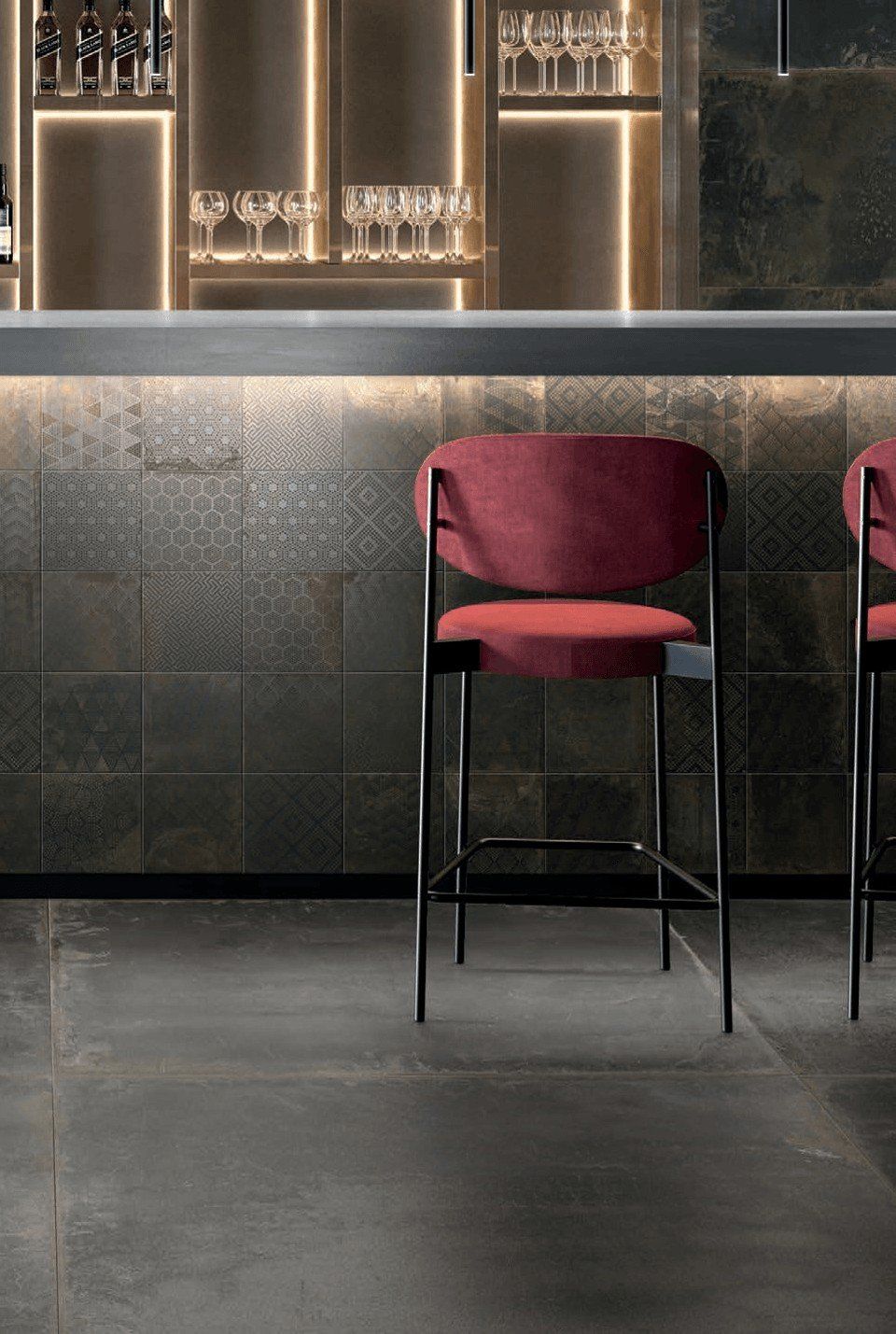 rivestimenti bancone bar in ceramica scura