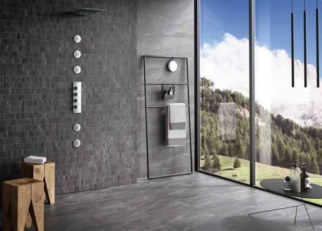 bagno lussuoso con rivestimenti in ceramica grigio scuro