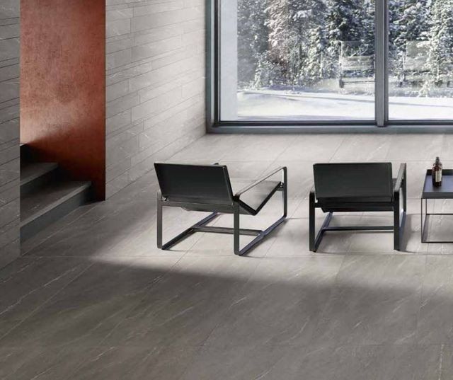 pavimento grigio in ceramica e sdraio