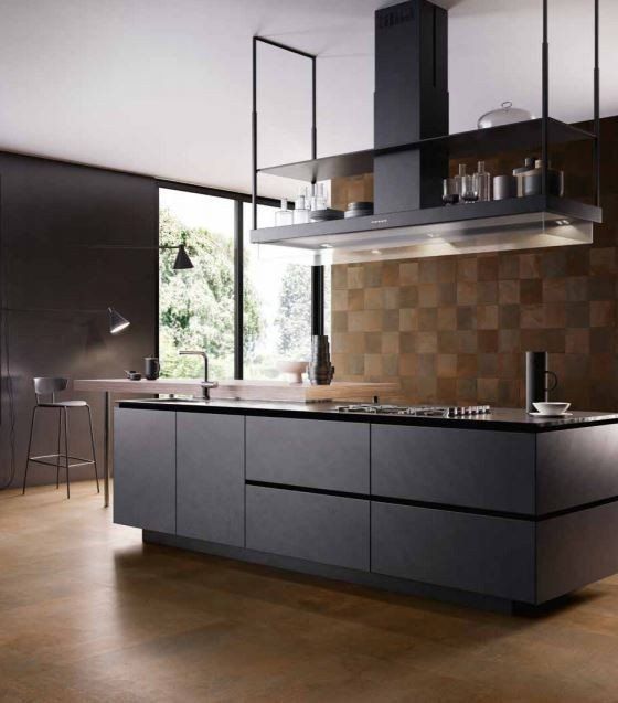 cucina con isola e rivestimenti marroni in ceramica