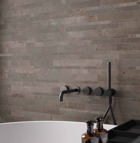 parete di un bagno in ceramica con listelli orizzontali