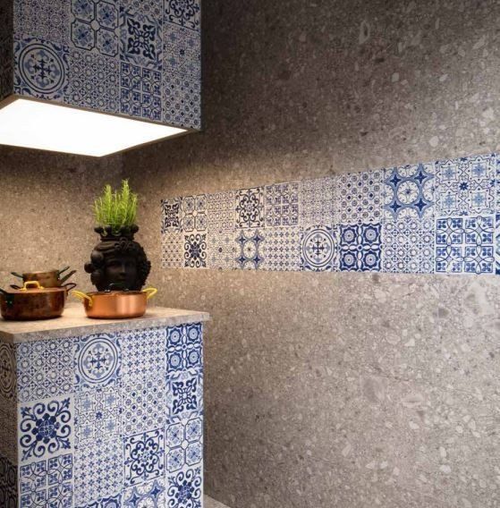rivestimento in ceramica grigio con piastrelle bianche e blu