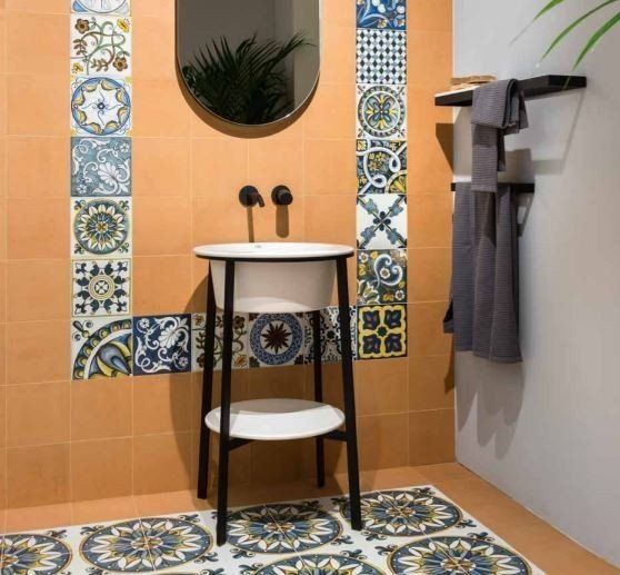 rivestimenti in ceramica arancioni con mattonelle colorate