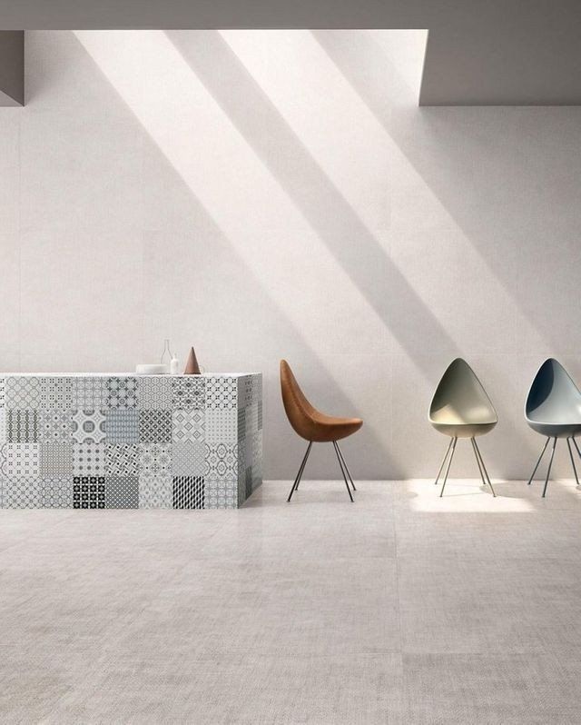 stanza con rivestimenti grigio chiaro in ceramica e sedie