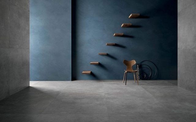 parete blu e pavimento grigio in ceramica