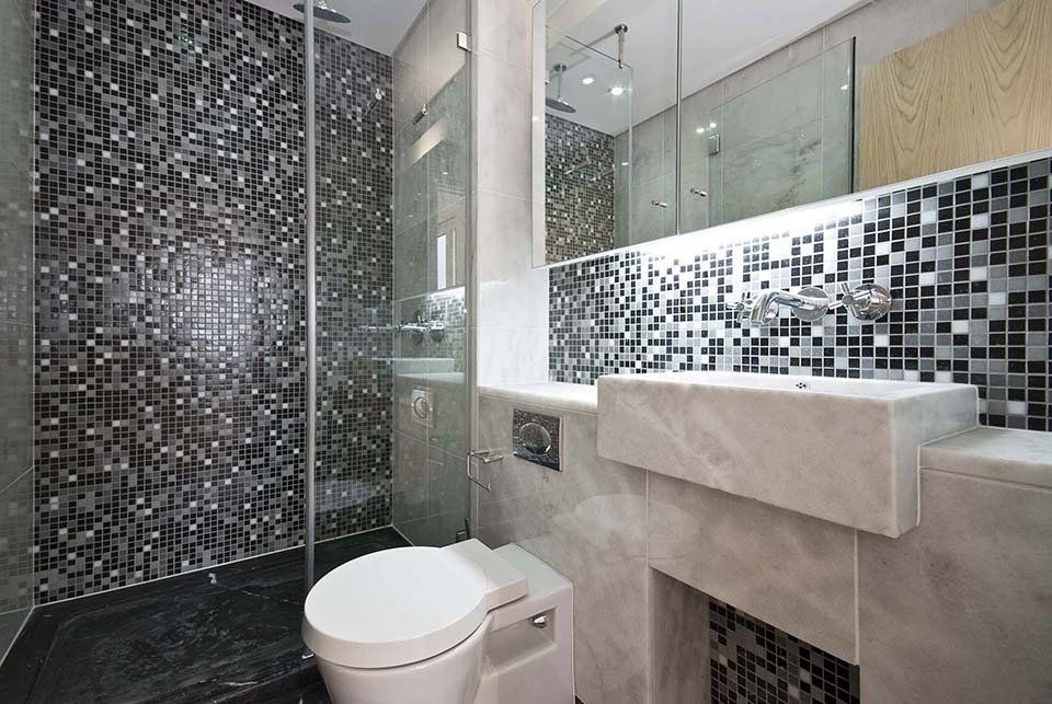 bagno con rivestimenti in mosaico