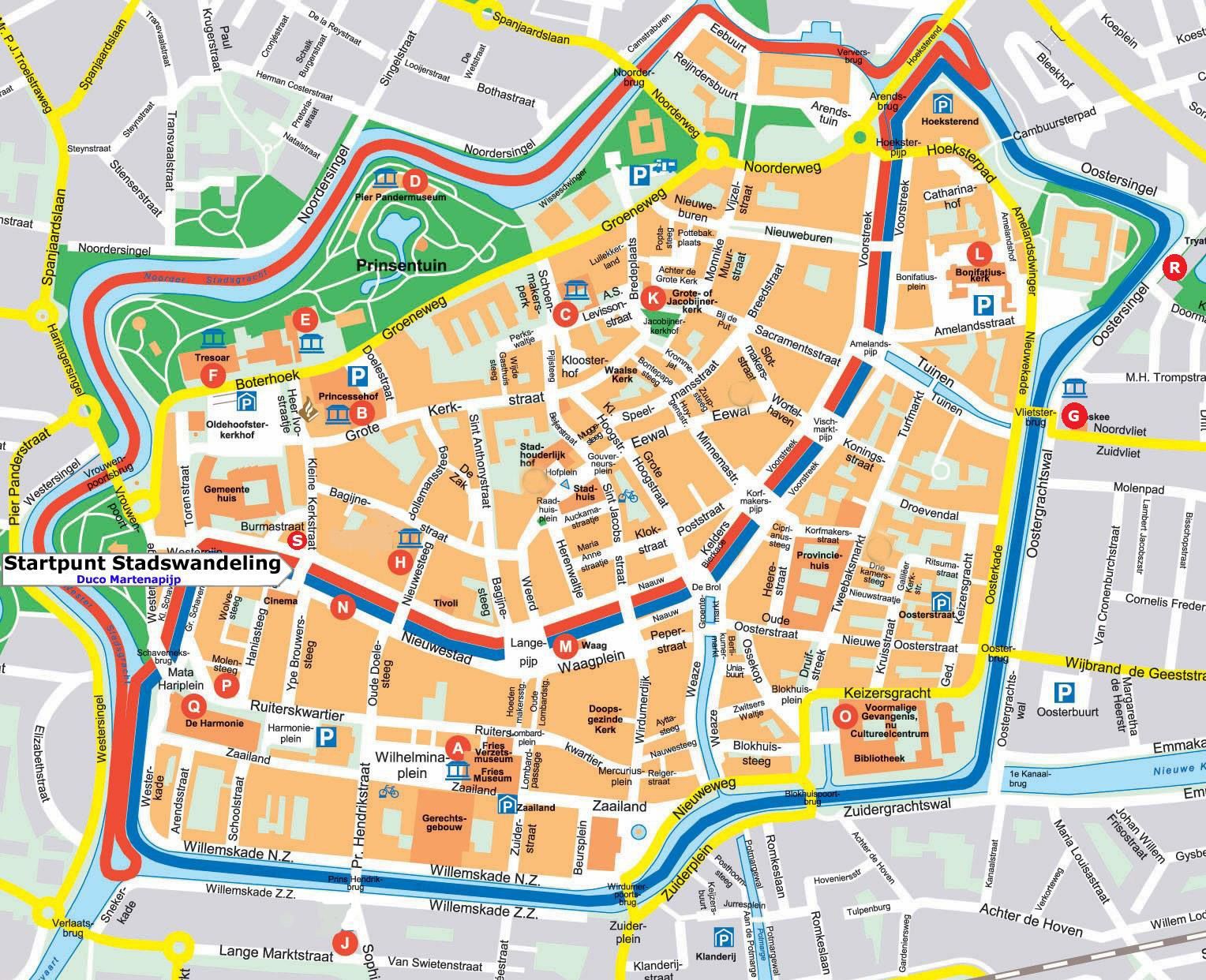 Kleurrijke stadsplattegrond met wegen, waterwegen en gemarkeerde routes rond een historisch centrum.