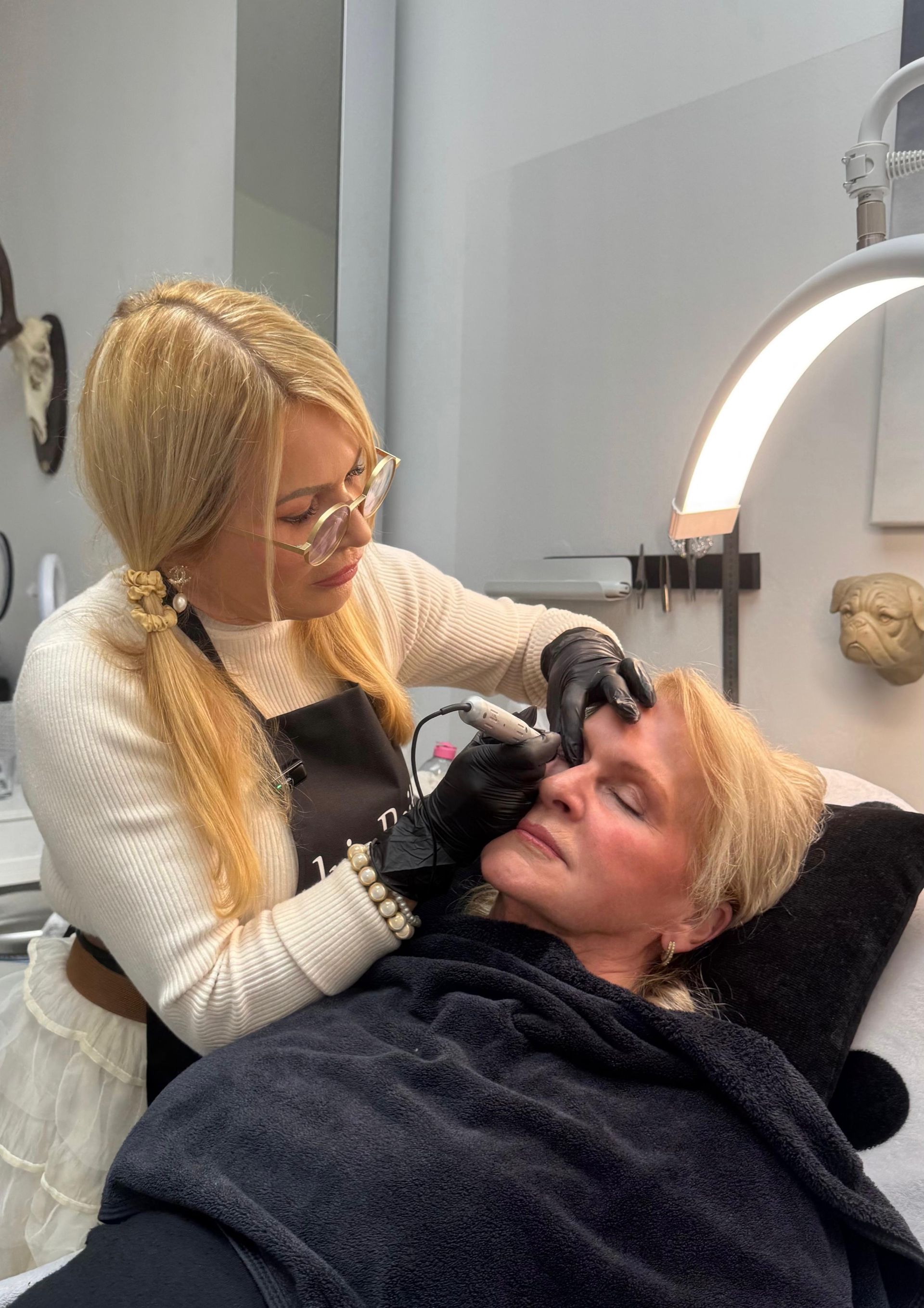 Iris Wolter bei der Arbeit - Kunden bekommt PMU