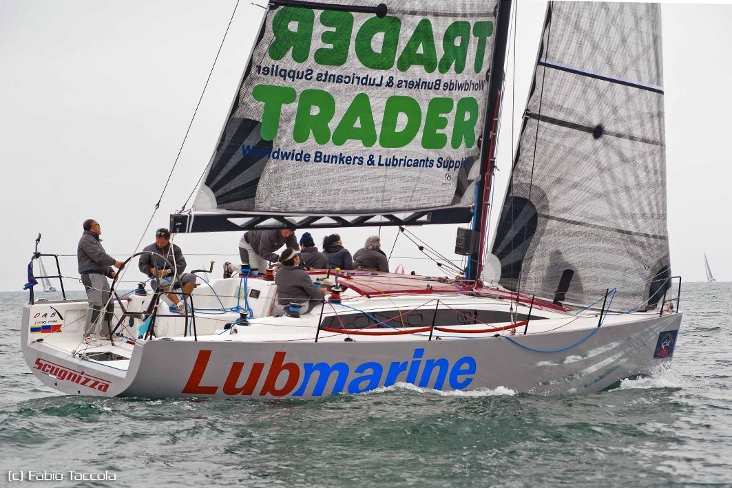 Una barca a vela con adesivo