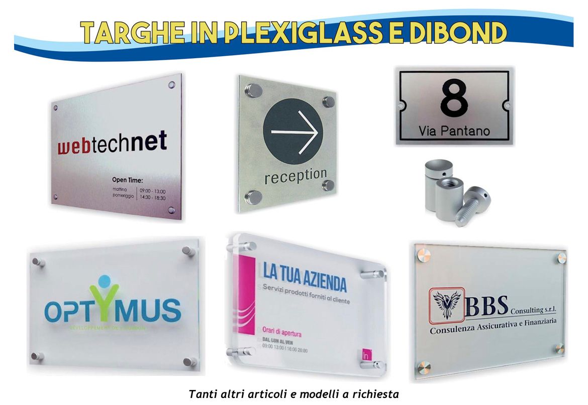 Esposizione di varie targhe segnaletiche rettangolari in plexiglass e dibond con loghi e informazioni aziendali personalizzati.