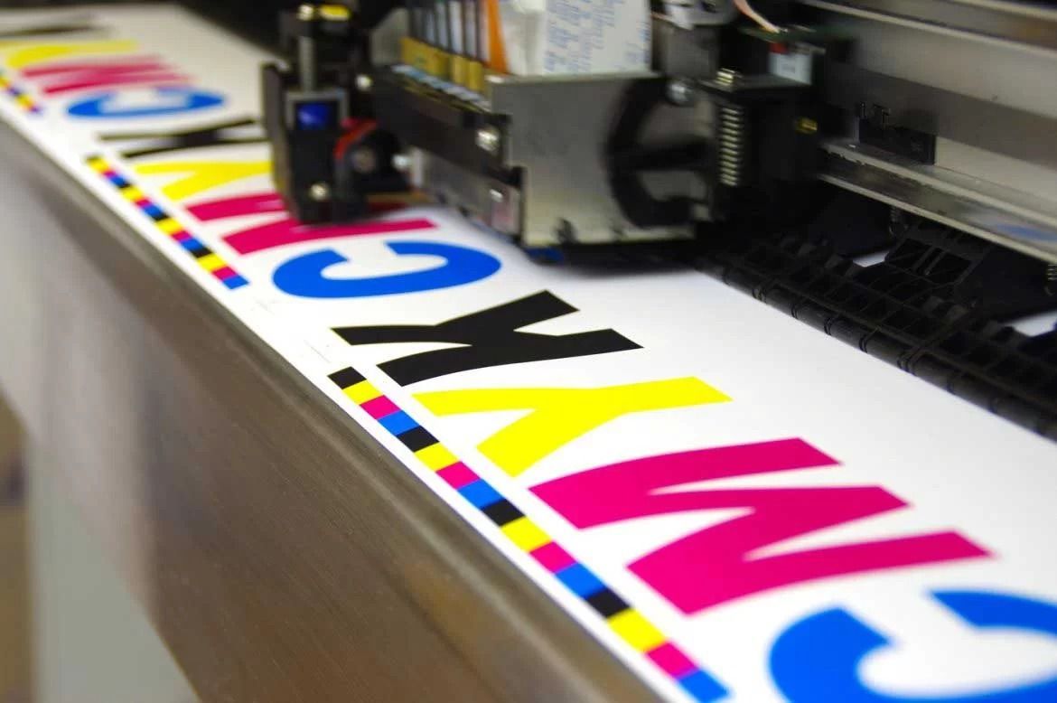 Primo piano della testina di una stampante di grande formato