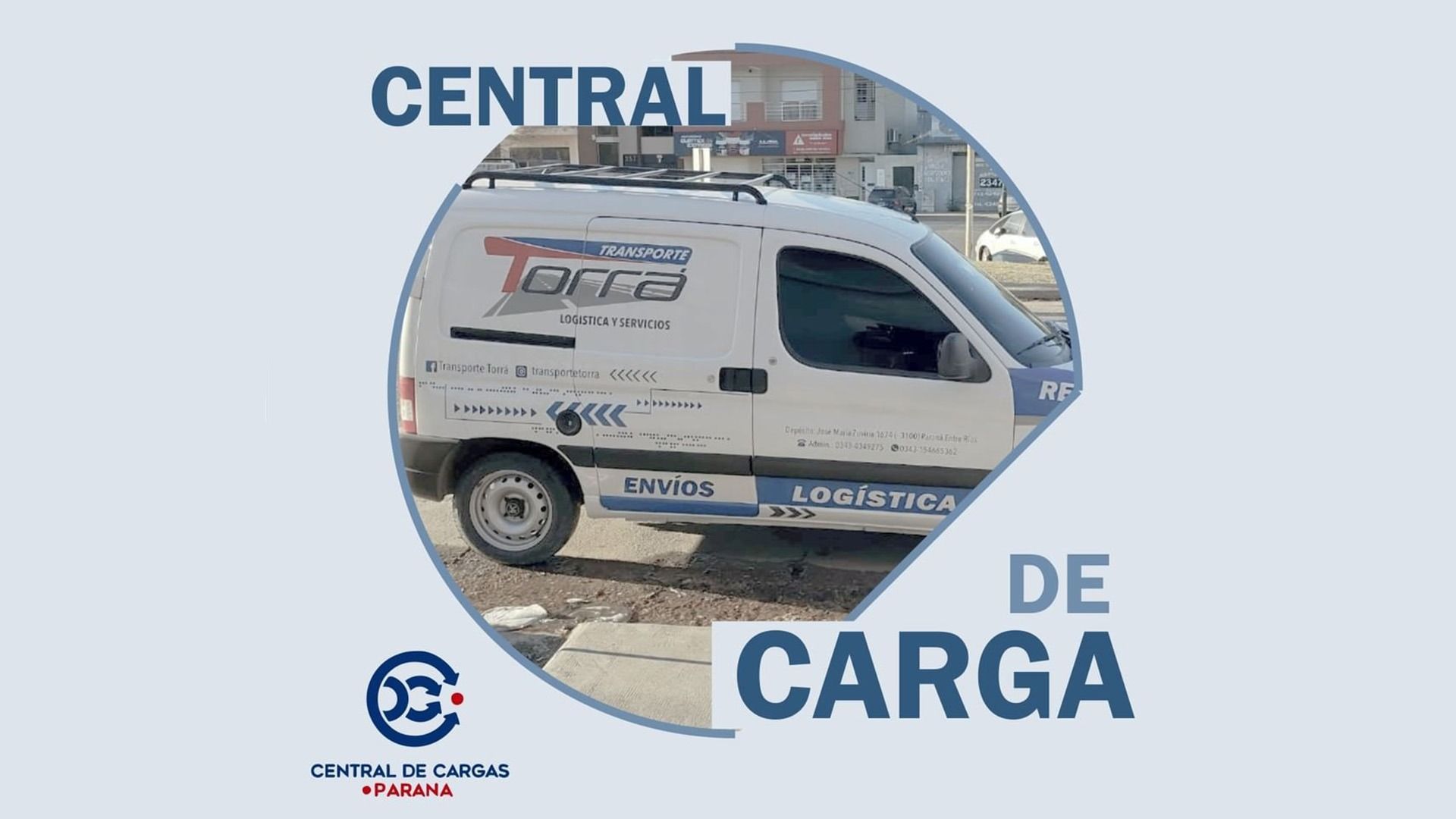Furgoneta de reparto de color blanco con logo