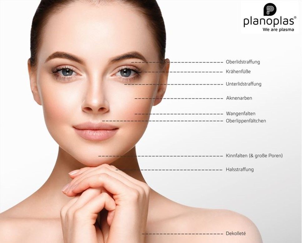 Eine Frau bekommt eine Botox-Injektion in die Lippen.