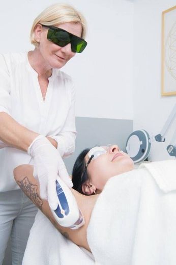 Eine Frau lässt sich am Arm eine Laser-Haarentfernung durchführen.