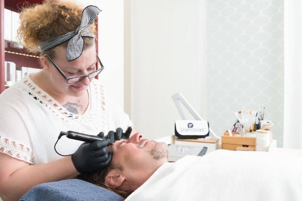 Eine Frau bekommt eine Botox-Injektion in die Lippen.
