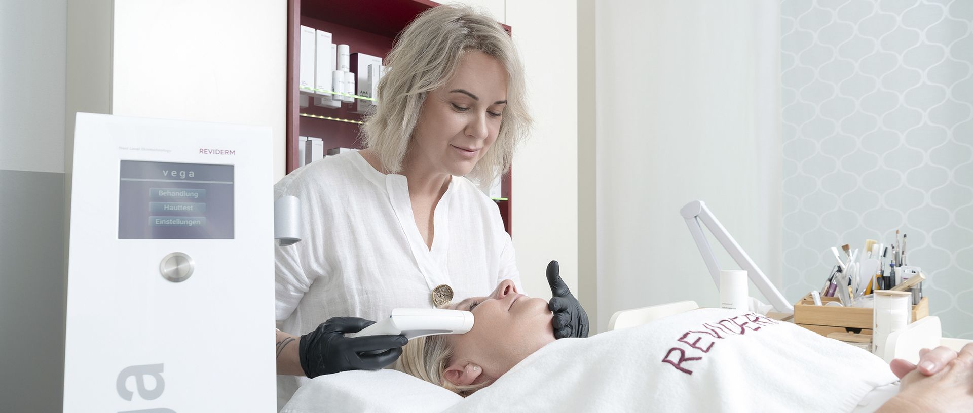 Eine Frau bekommt in einem Schönheitssalon eine Gesichtsbehandlung.
