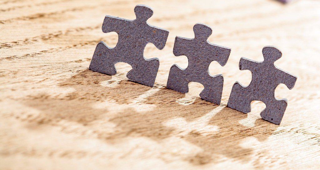 Konfliktmoderation und Mediation - symbolische Szene mit Puzzleteilen