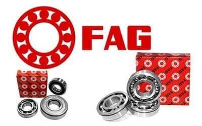 Logotipo de FAG con cajas de rodamientos rojas y rodamientos de bolas metálicos sobre un fondo blanco.