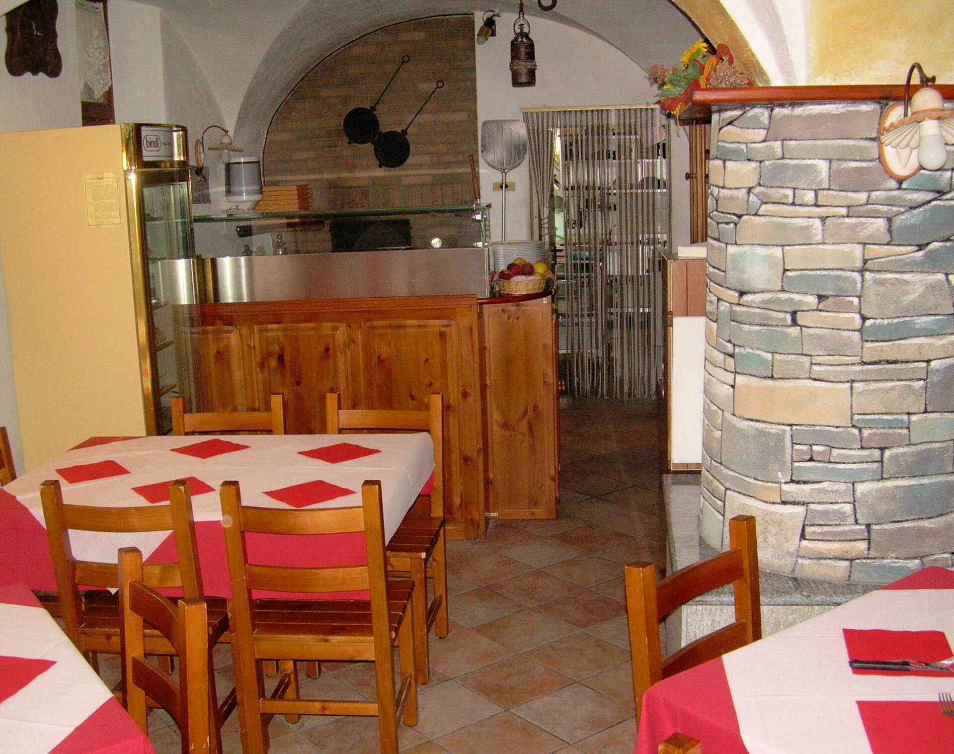 tavoli interni ristorante l'teit