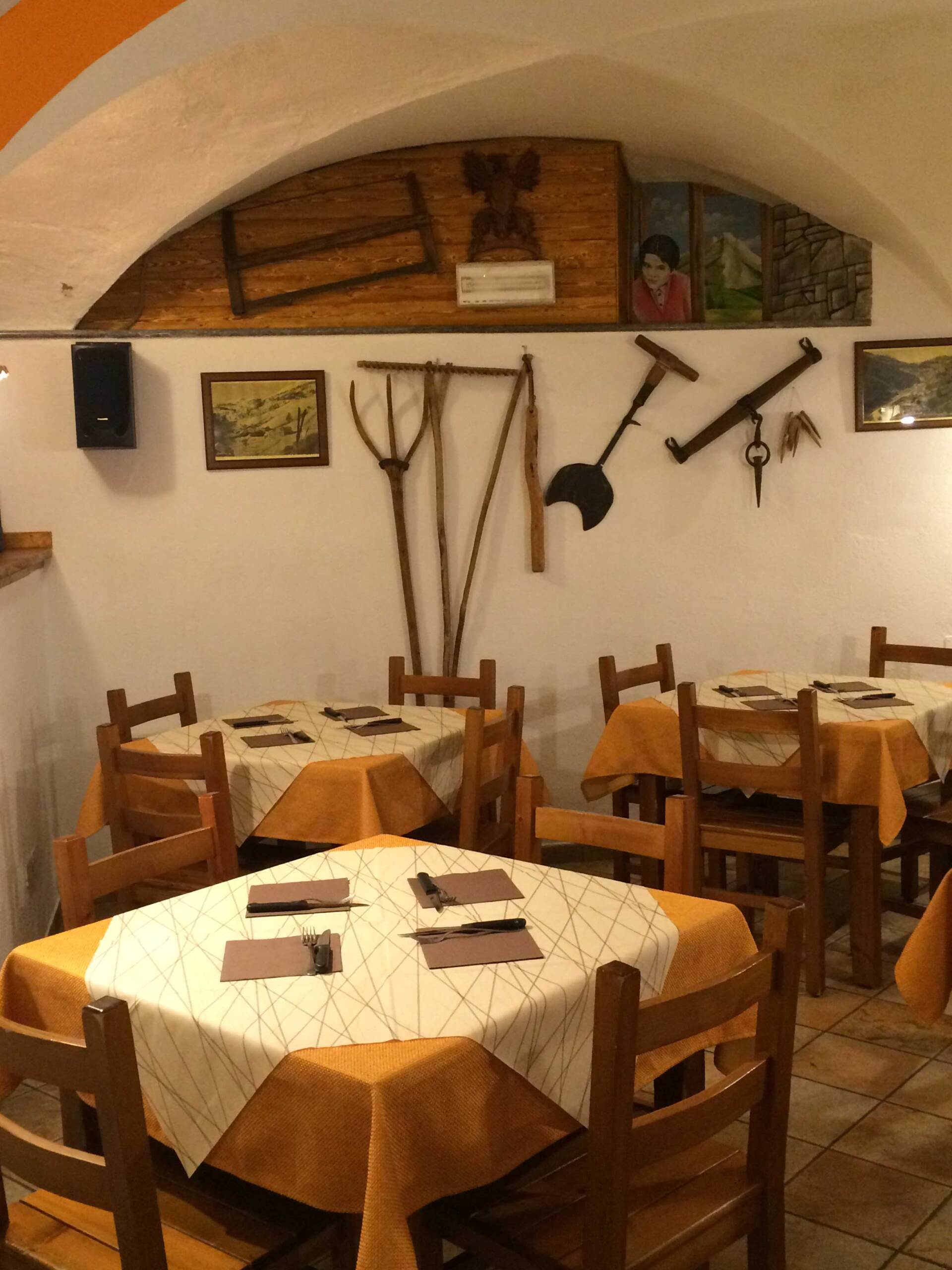 tavoli all'interno di una pizzeria