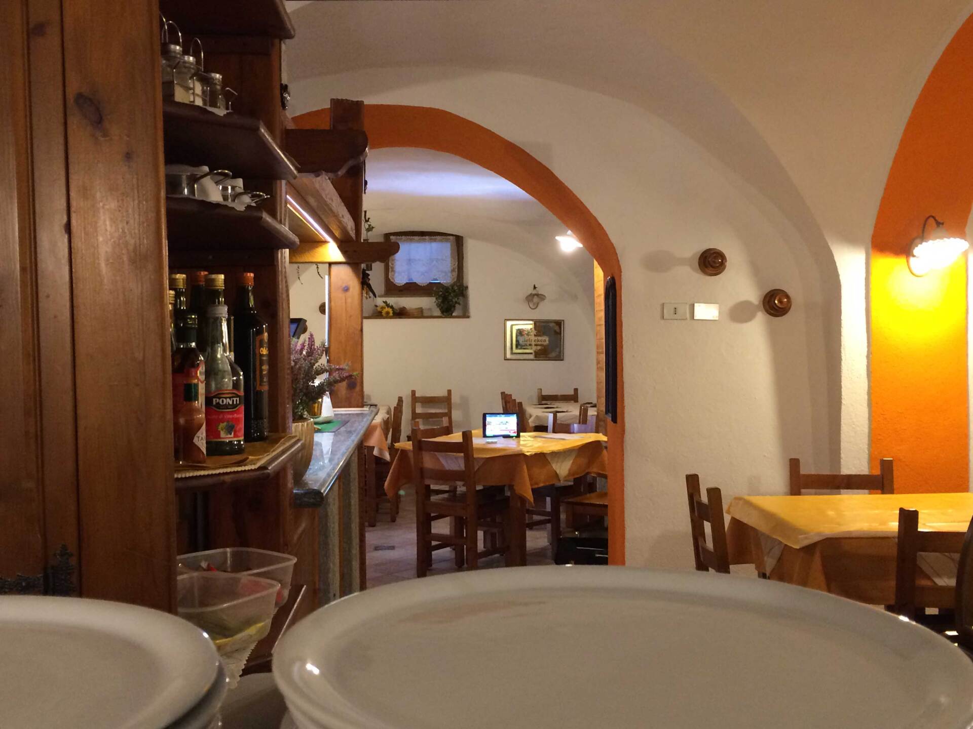 dettaglio di piatti per pizze
