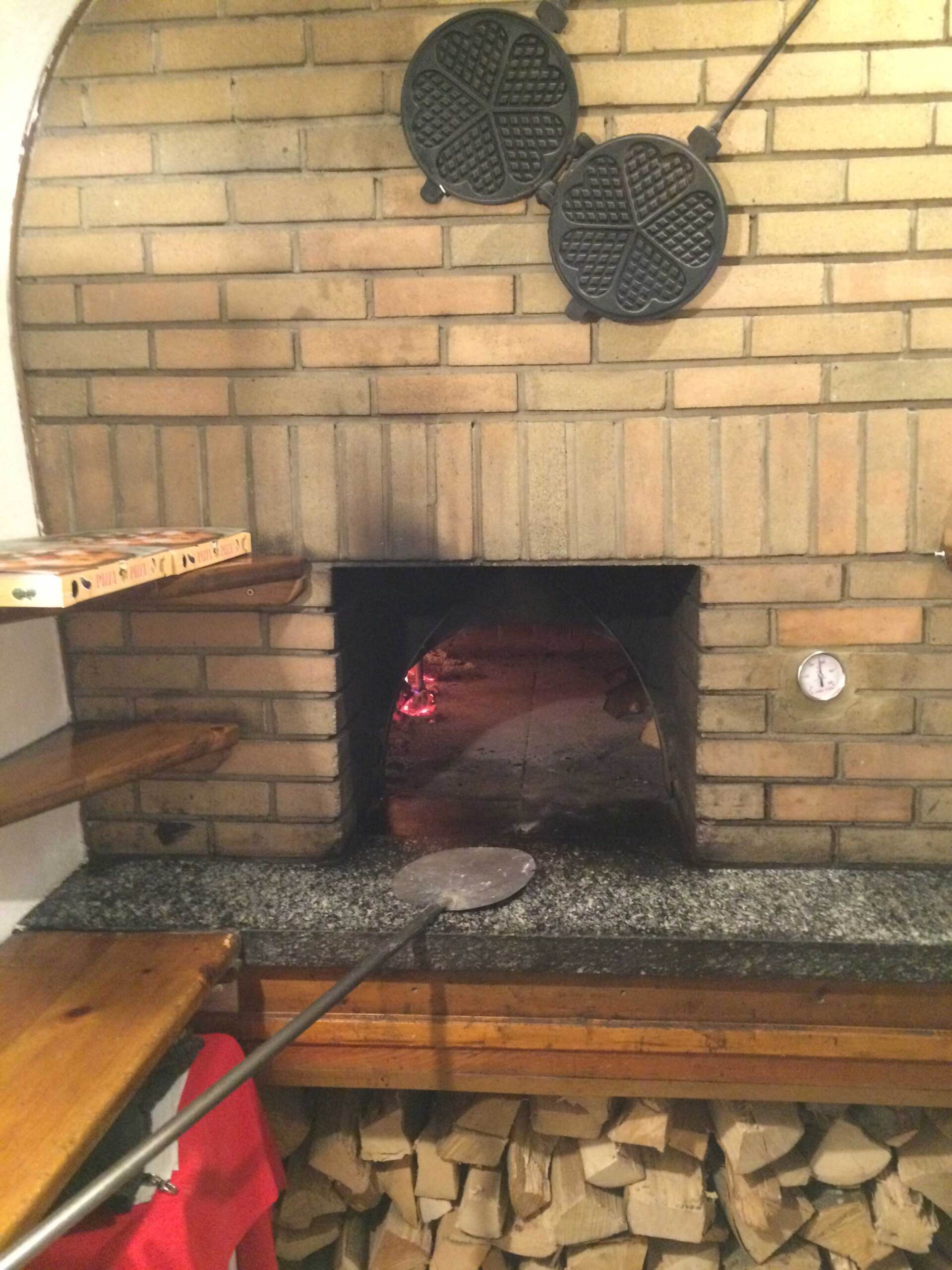 forno a legna acceso