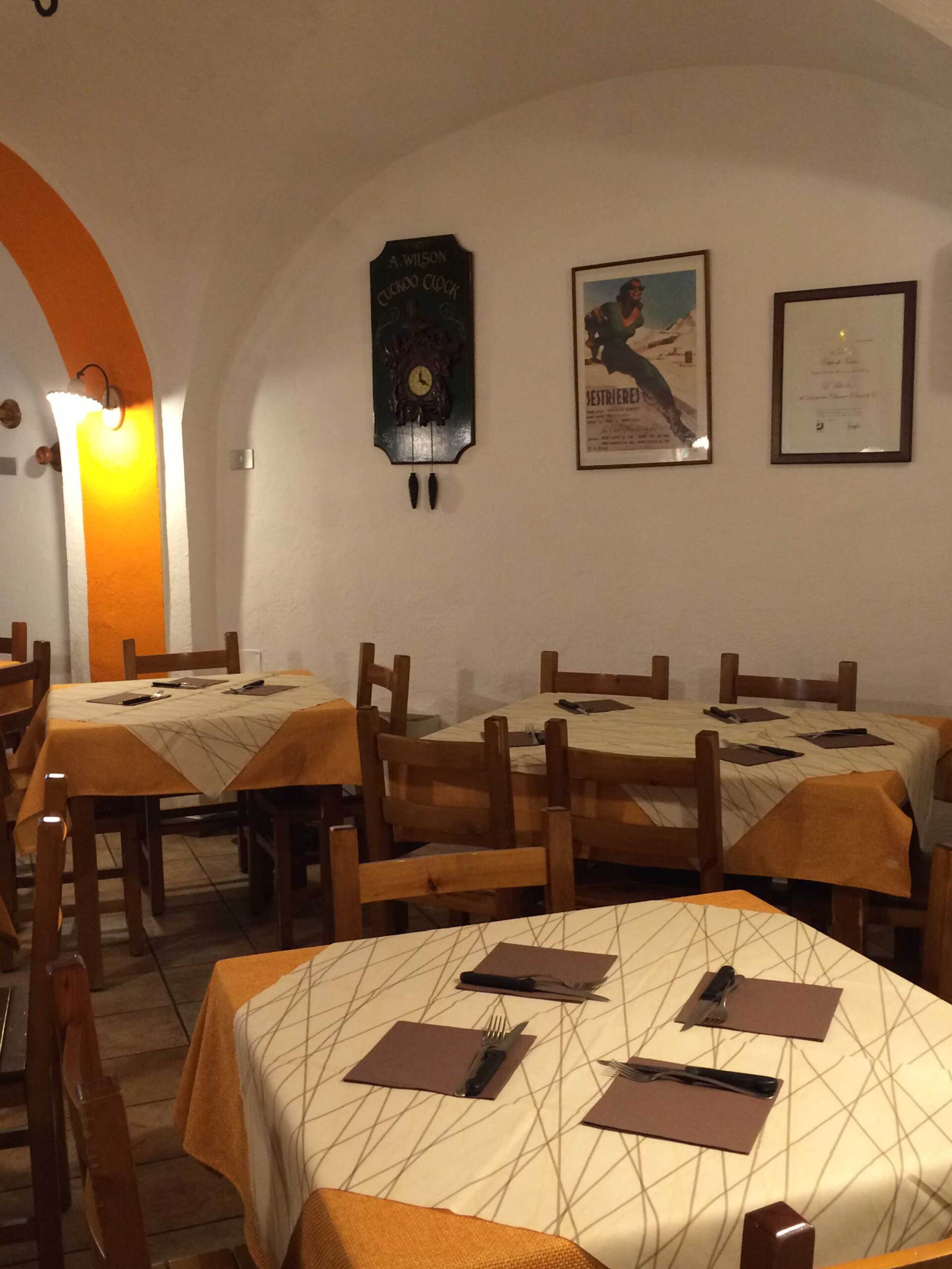 tavolate all'interno di un ristrante