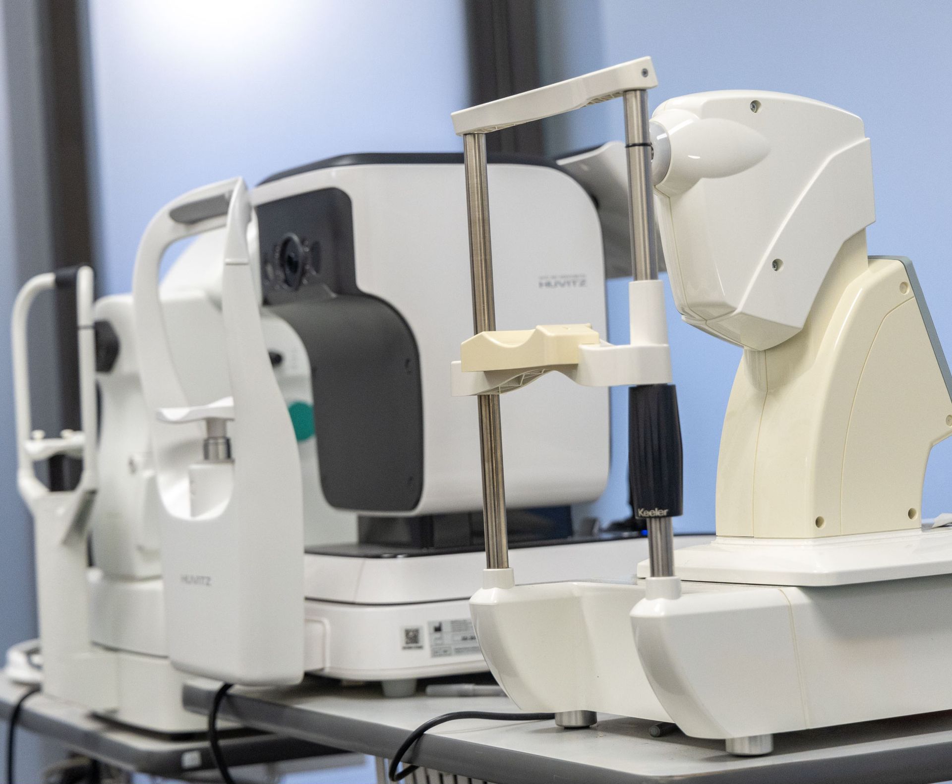 A row of medical equipment is sitting on top of a table