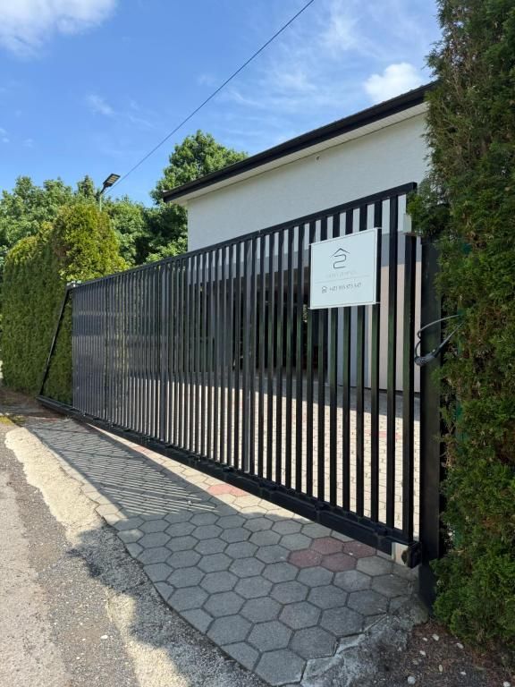 Plastové ležadlá a altánok