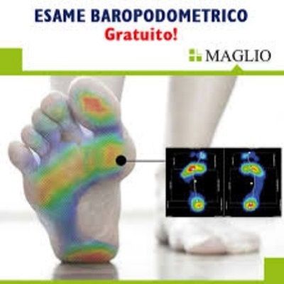 Scansione del piede per esame baropodometrico, con mappa della pressione a colori e pannelli per l'analisi del piede.