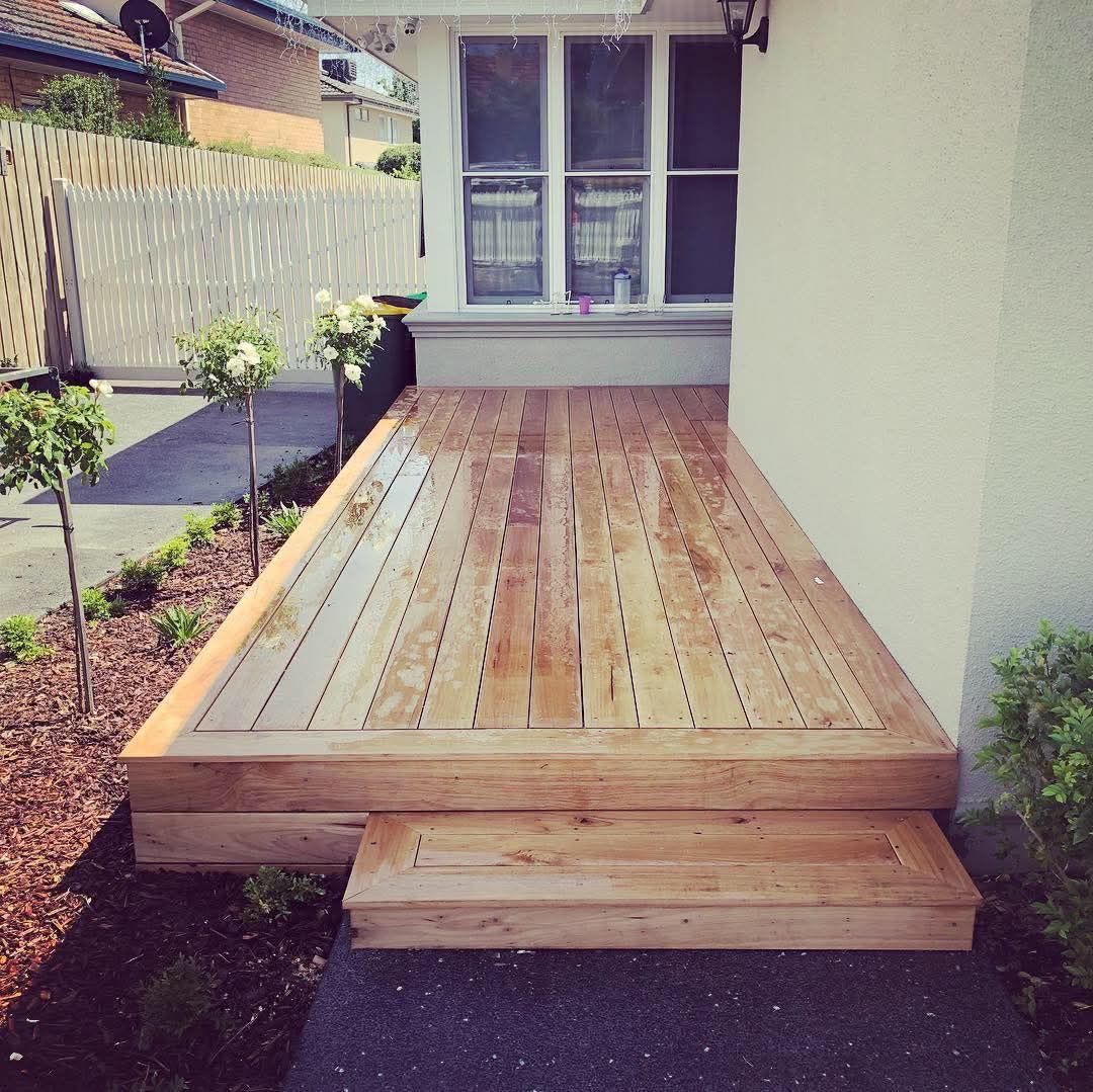 Wooden Deck Platform With Steps Beside a House — RYDALL BUILDING AND DEVELOPMENT in Freshwater, QLD