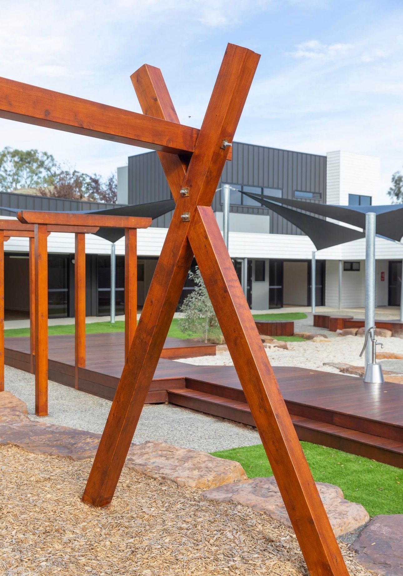 Wooden Sculptural Structure in a Modern Courtyard — RYDALL BUILDING AND DEVELOPMENT in Freshwater, QLD