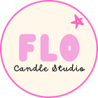 Een rond logo met een roze rand, met daaronder roze bubbelletters die