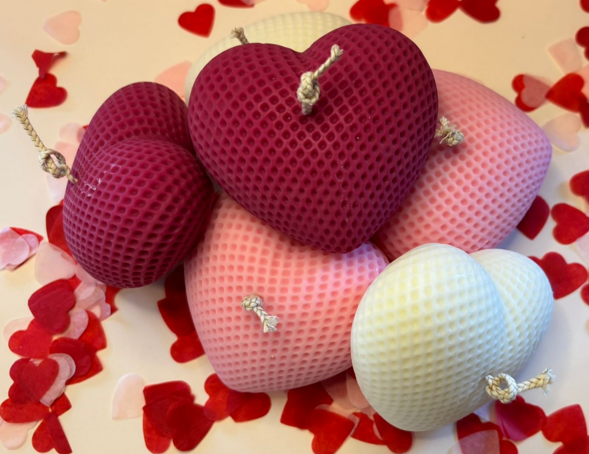 Hartvormige kaarsen in rood, roze en wit