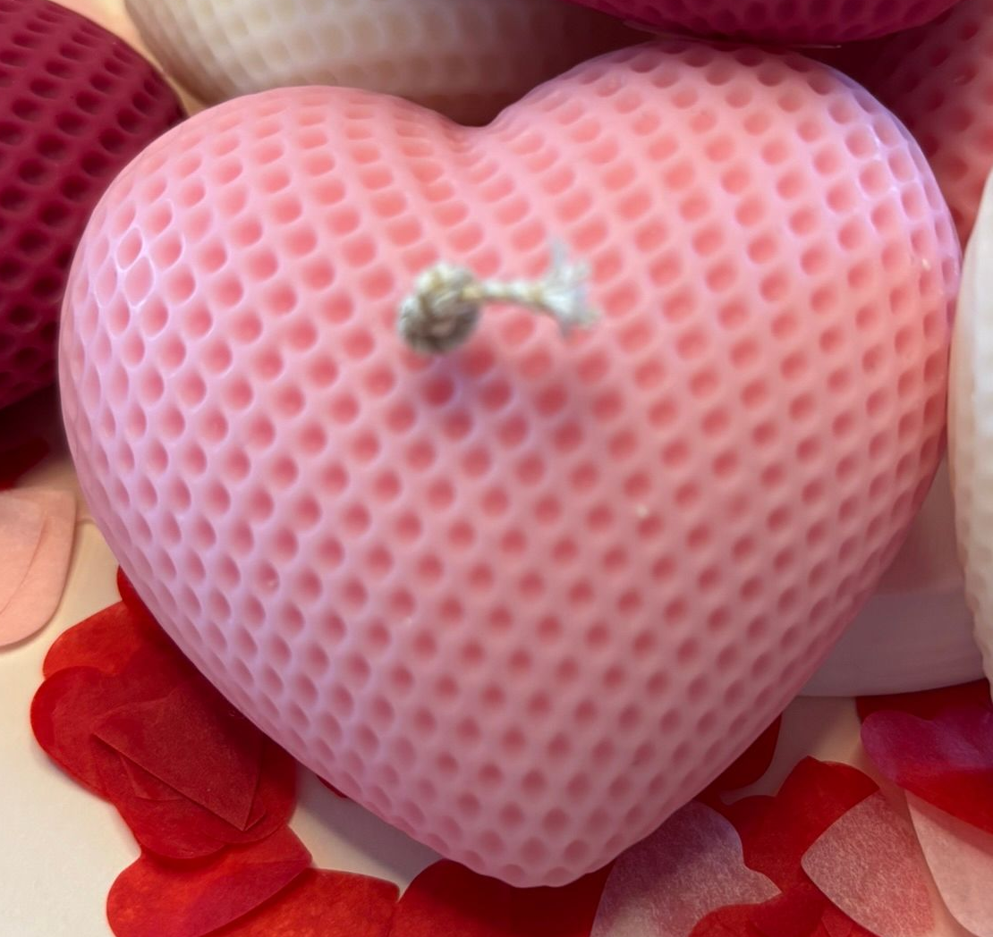 Hartvormige kaarsen in rood, roze en wit