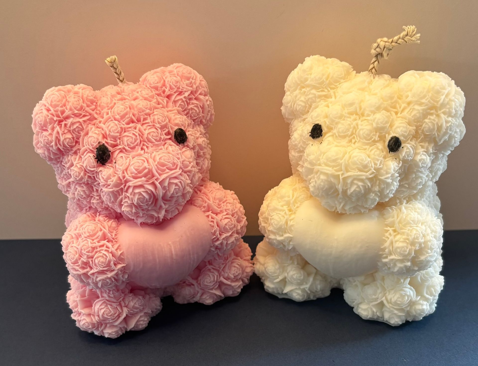 Twee teddybeerkaarsen in roze en wit