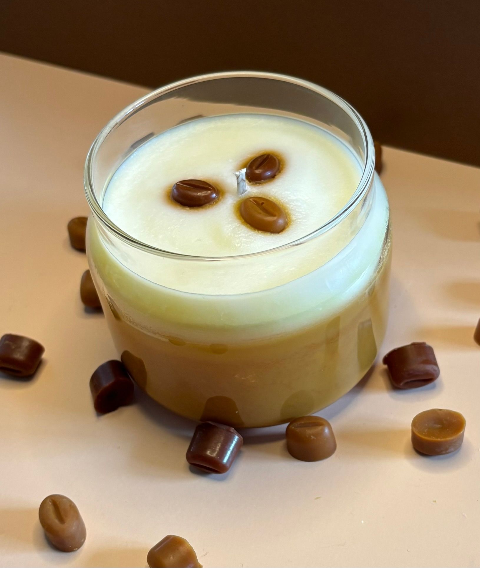 Cappucino kaars in een glas gedecoreerd met koffieboontjes