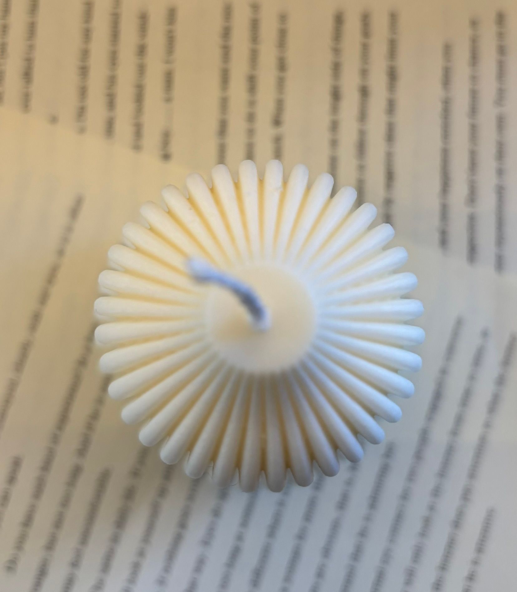 Handgemaakte Triple Bubble kaars van ongeparfumeerde sojawas in ivoorwit met geribbeld design van drie bubbels.