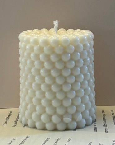 Handgemaakte Pearl Bubble Pillar kaars van ivoorwitte sojawas met een glanzend design van kleine parelachtige bolletjes.