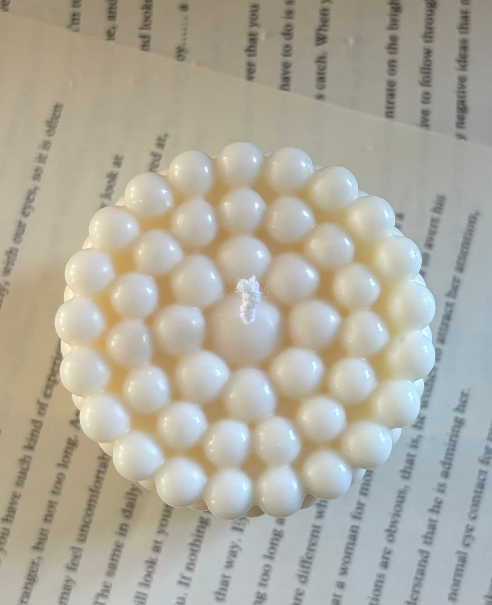 Handgemaakte Pearl Bubble Pillar kaars van ivoorwitte sojawas met een glanzend design van kleine parelachtige bolletjes.