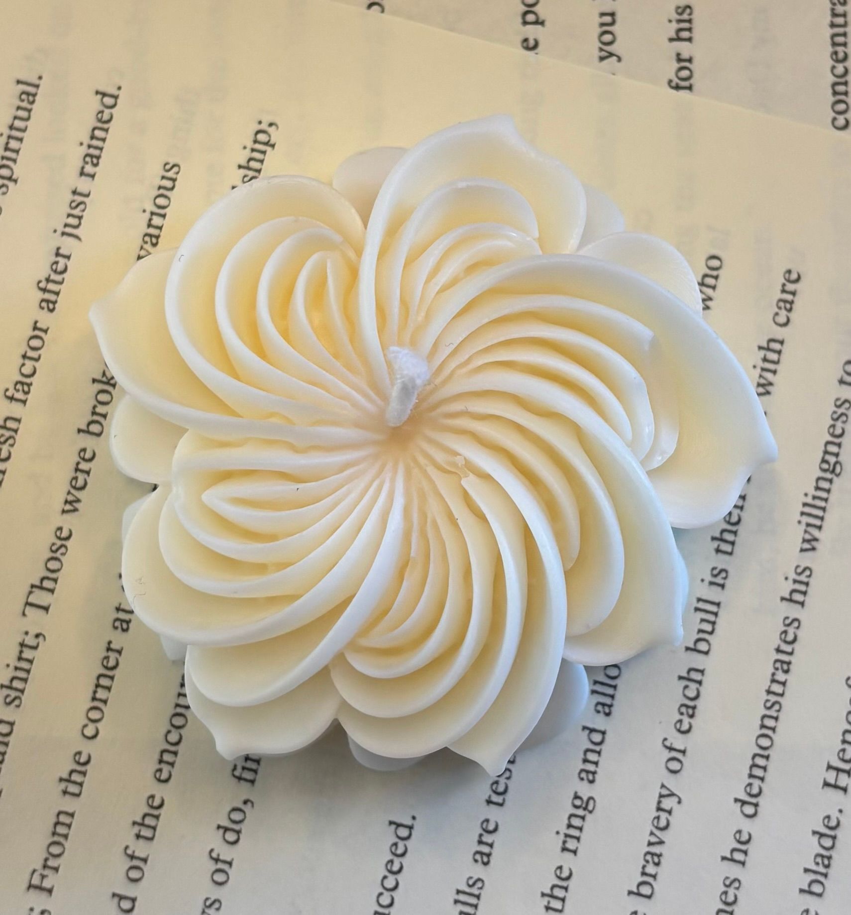 Handgemaakte Little Dahlia bloemenkaars van ongeparfumeerde sojawas met verfijnde bloemblaadjes in een elegante bloemvorm.