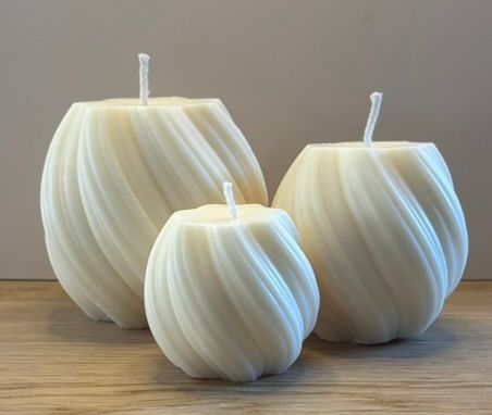 Drie handgemaakte Twisted Pillar kaarsen van ivoorwitte sojawas in Small, Medium en Large met een elegant gedraaid design.