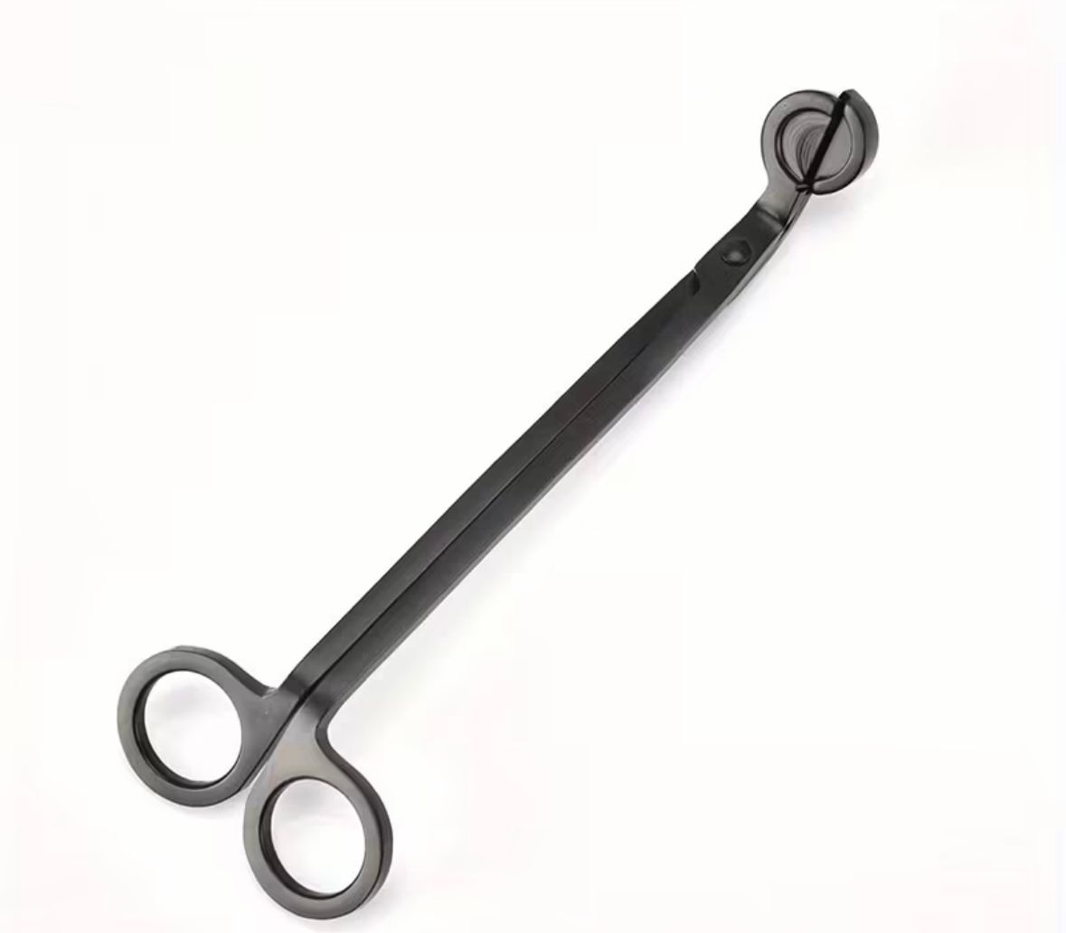 Een matzwarte metalen lontknipper met ringvormige handgrepen en een rond opvangbakje voor afgeknipte resten aan het uiteinde.