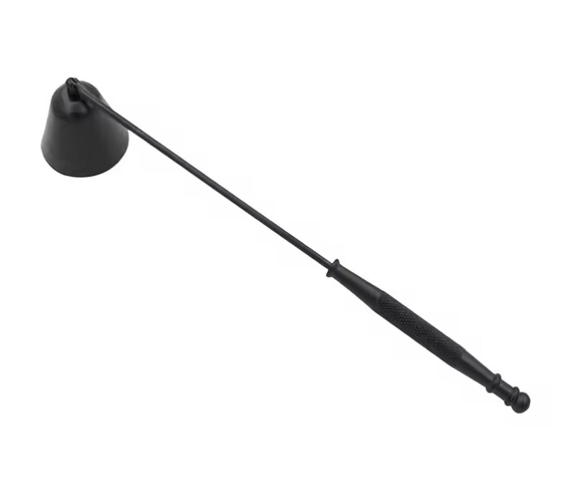 Een zwarte kaarsendover met een lange steel en een klokvormige blusser aan één uiteinde.