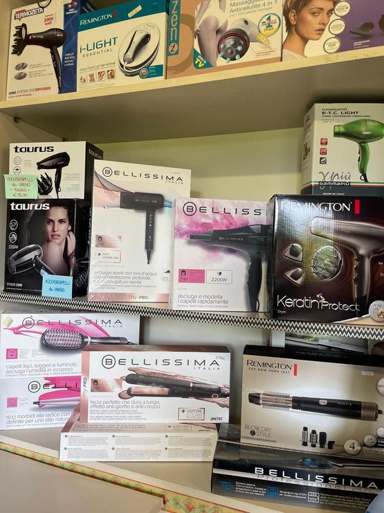 esposizione di accessori e ricambi originali