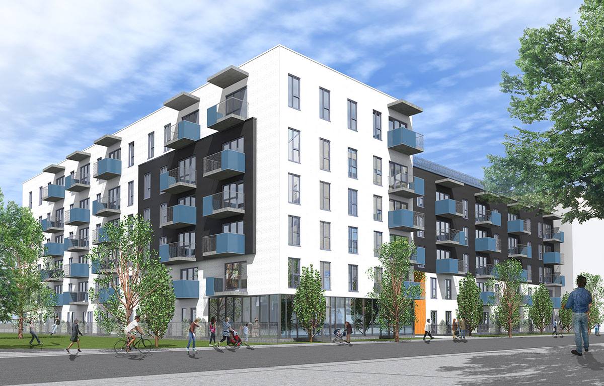 Immeuble d'appartements avec façade blanche et noire, balcons bleus et personnes sur le trottoir.
