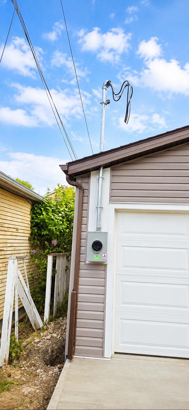 Residential overhead 200 amp service upgrade in Calgary