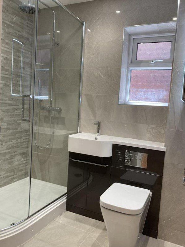 Picture of a new en suite fitted by our bathroom fitters in Sheffield