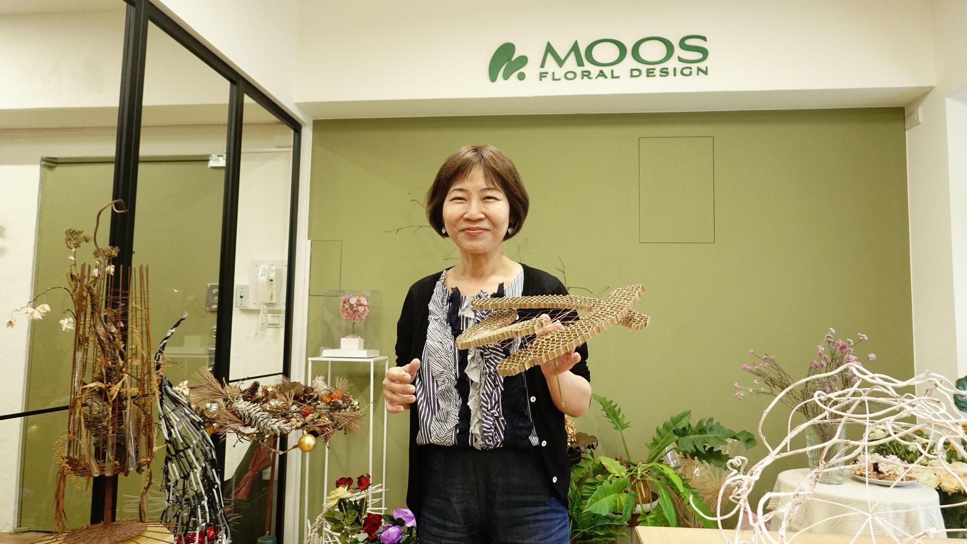 台北學習花藝推薦｜Moos沐思植物美學室德式花藝初階證照班課程實作現場，學員練習手綁花、桌花與比例設計，培養花藝師必備的結構與美感基礎。
