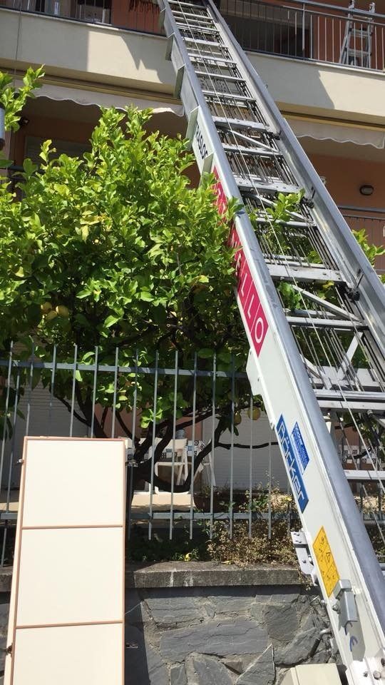 trasloco con scala esterna in condominio